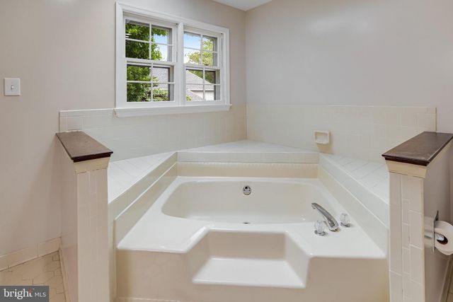 1 BYRON CT, Sterling, VA 20165