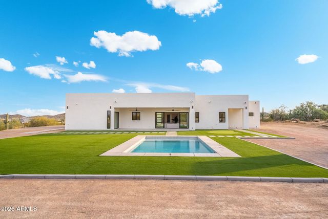 5290 W Adobe Dam Drive, San Tan Valley, AZ 85144