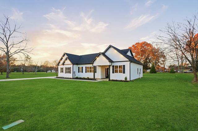 90 Kings Ln, Tullahoma, TN 37388