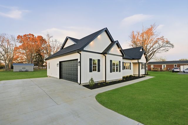 90 Kings Ln, Tullahoma, TN 37388