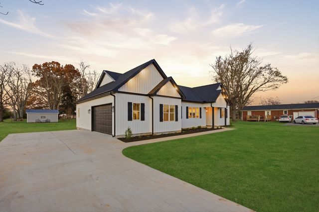 90 Kings Ln, Tullahoma, TN 37388