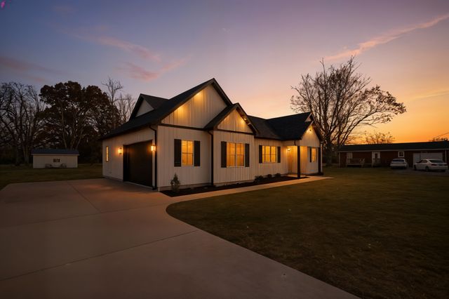 90 Kings Ln, Tullahoma, TN 37388