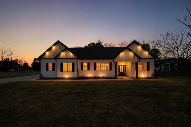 90 Kings Ln, Tullahoma, TN 37388