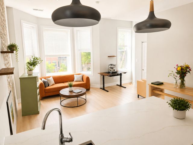 4543 S Saint Lawrence Avenue 1F, Chicago, IL 60653