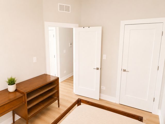 4543 S Saint Lawrence Avenue 1F, Chicago, IL 60653