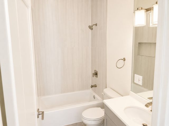 4543 S Saint Lawrence Avenue 1F, Chicago, IL 60653