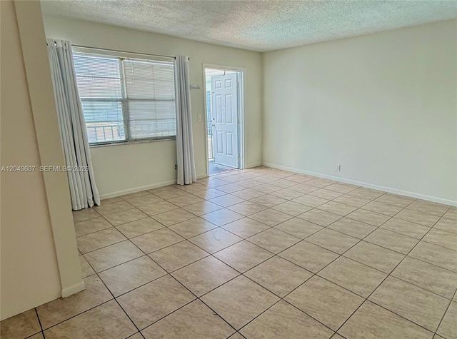 30 SE 4th Avenue 206, Hallandale Beach, FL 33009