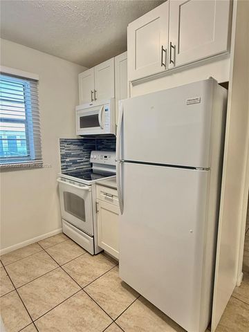 30 SE 4th Avenue 206, Hallandale Beach, FL 33009