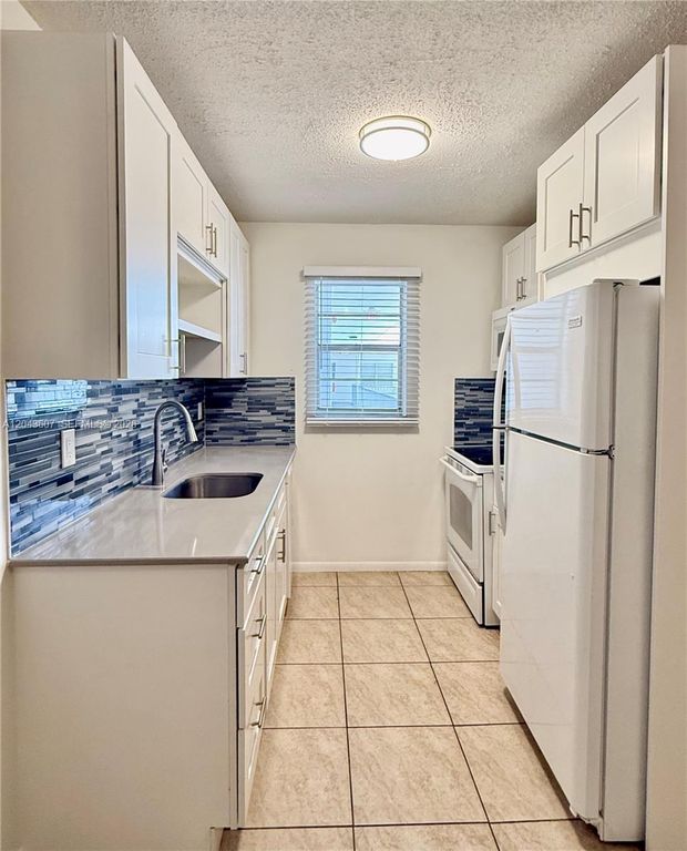 30 SE 4th Avenue 206, Hallandale Beach, FL 33009