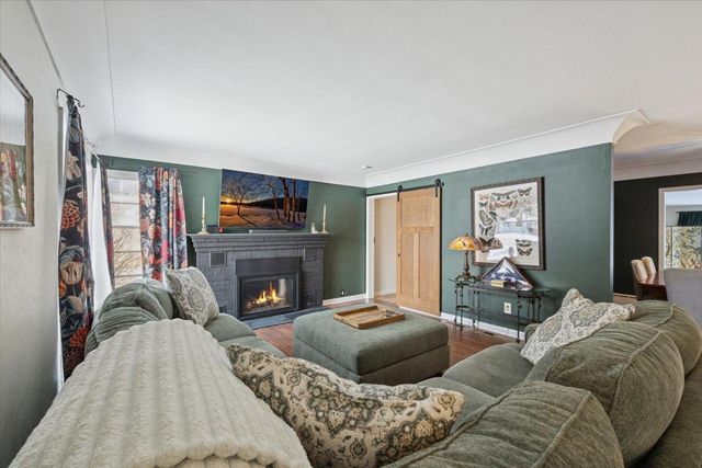 921 Holmes Street S, Shakopee, MN 55379