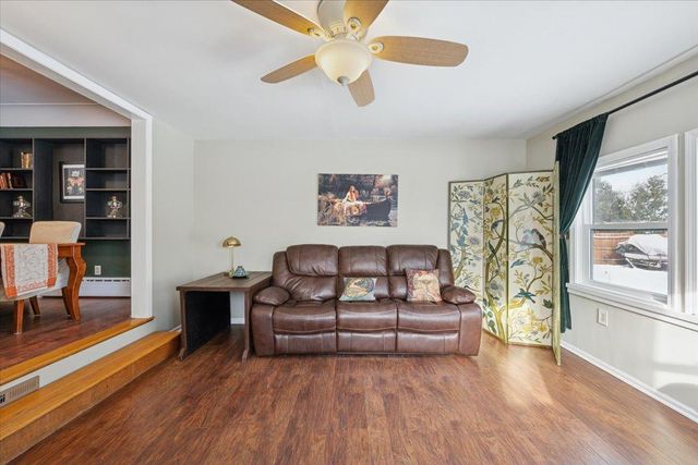 921 Holmes Street S, Shakopee, MN 55379