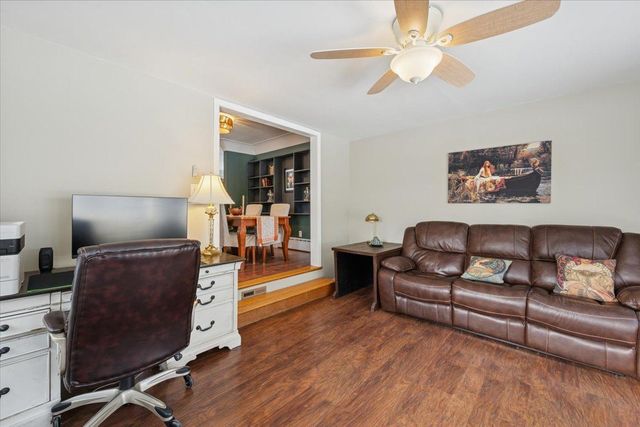 921 Holmes Street S, Shakopee, MN 55379