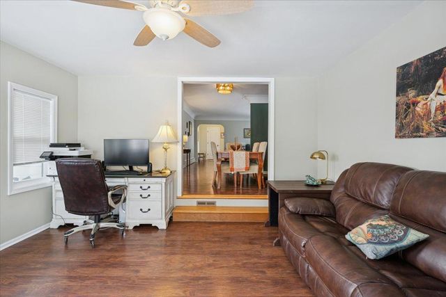 921 Holmes Street S, Shakopee, MN 55379