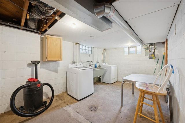 921 Holmes Street S, Shakopee, MN 55379