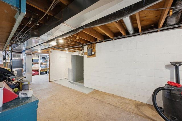 921 Holmes Street S, Shakopee, MN 55379