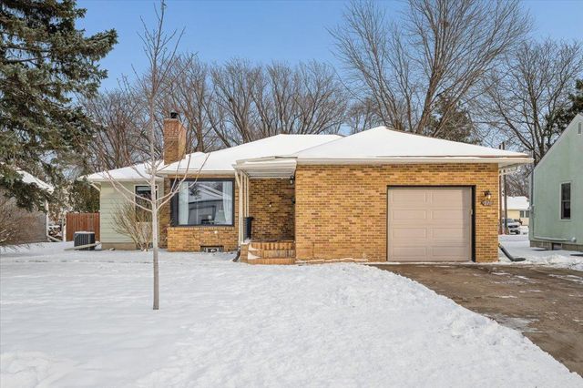 921 Holmes Street S, Shakopee, MN 55379