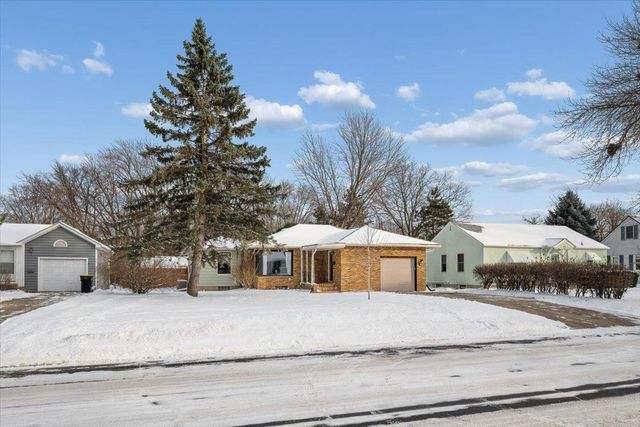 921 Holmes Street S, Shakopee, MN 55379