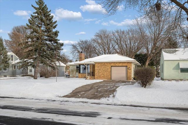 921 Holmes Street S, Shakopee, MN 55379