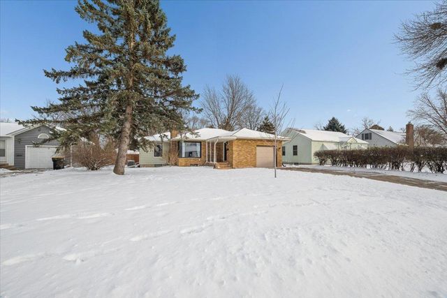 921 Holmes Street S, Shakopee, MN 55379