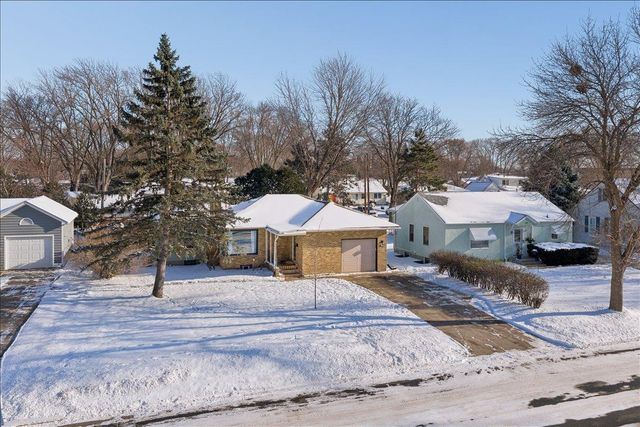 921 Holmes Street S, Shakopee, MN 55379