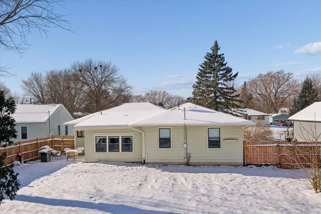 921 Holmes Street S, Shakopee, MN 55379