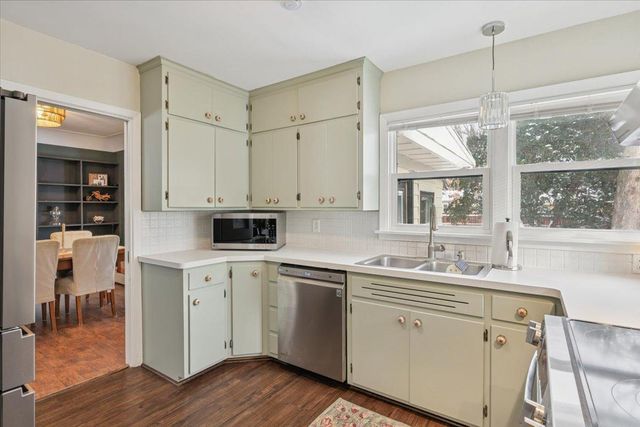 921 Holmes Street S, Shakopee, MN 55379