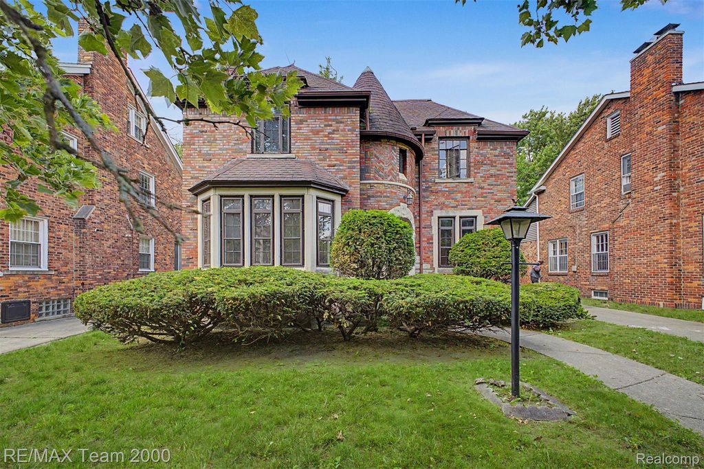 18085 Warrington Drive, Detroit, MI 48221