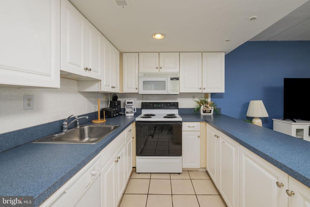 Image 7 of property listing at 3001 ATLANTIC AVE #608, Ocean City, MD 21842
