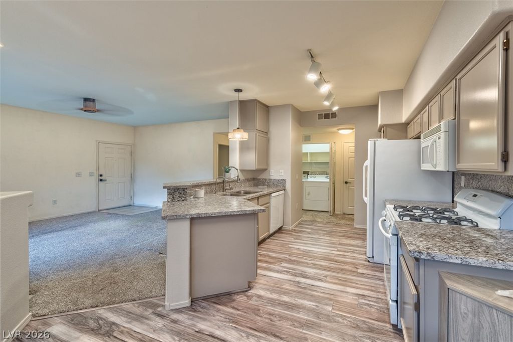 1050 East Cactus Avenue 1081, Las Vegas, NV 89183 — photo 2