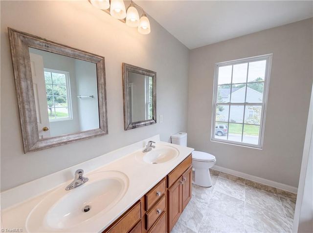 112 Rockbridge Court, Kernersville, NC 27284