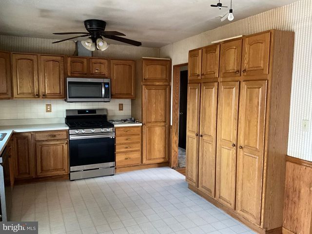 330 CROCE AVE, Gibbstown, NJ 08027