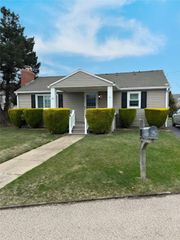 6 Redwood Drive, Narragansett, RI 02882