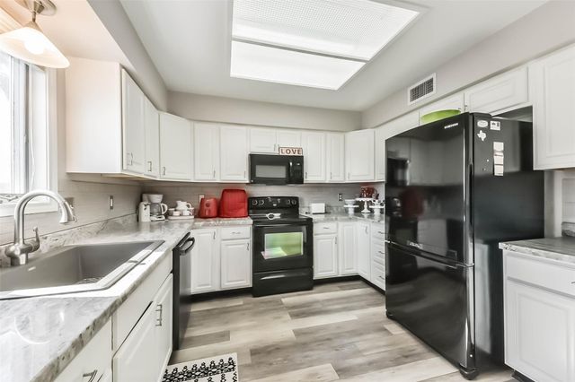 1236 Sailfish Street, Bayou Vista, TX 77563