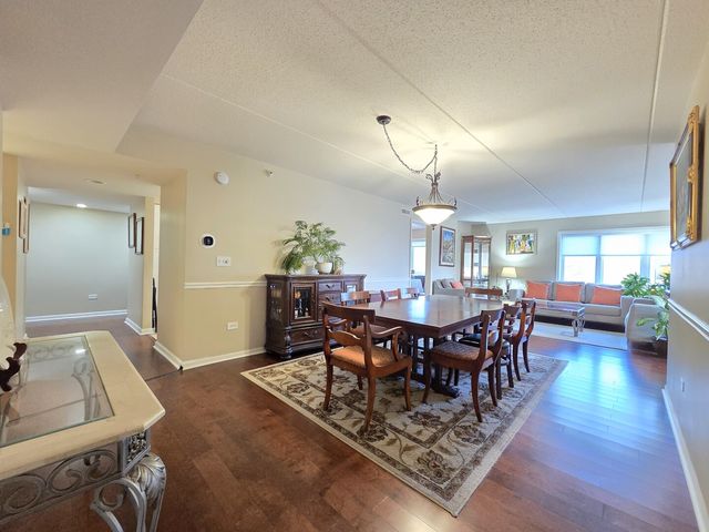 6815 N Milwaukee Avenue 210, Niles, IL 60714