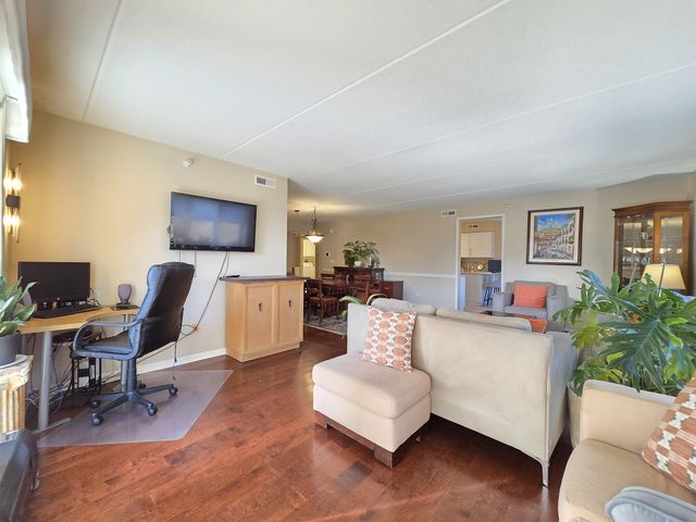 6815 N Milwaukee Avenue 210, Niles, IL 60714