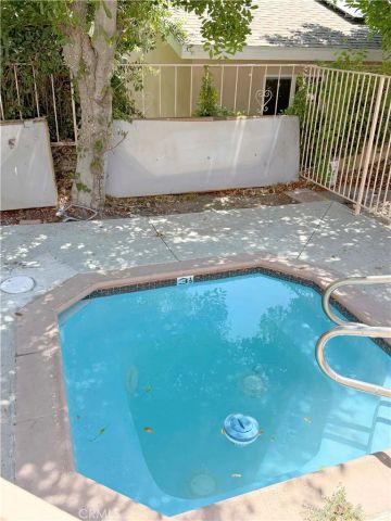 8744 Darby Avenue 14, Northridge, CA 91325