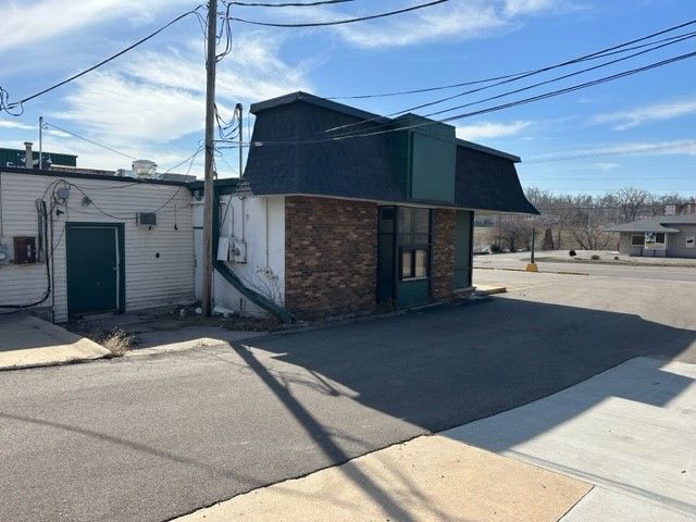 3358 Center Point Road NE, Cedar Rapids, IA 52402