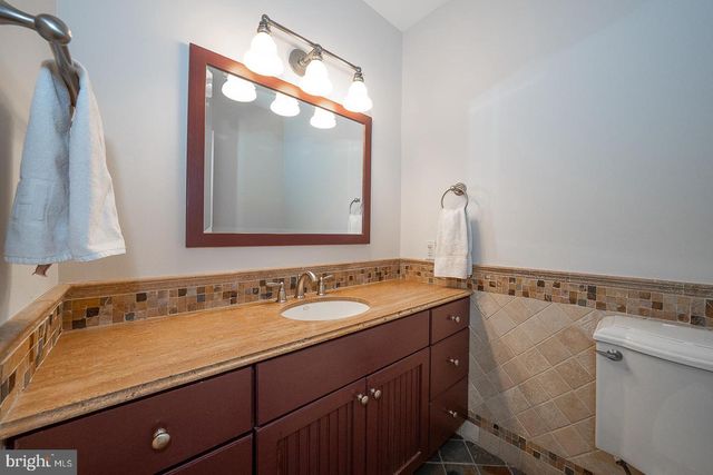 2048 BUTTONWOOD RD, Berwyn, PA 19312