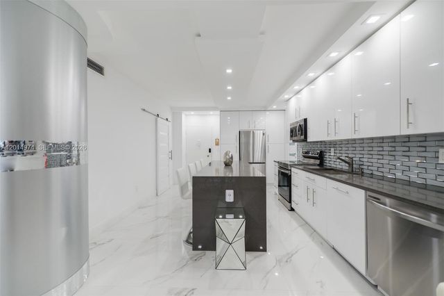 1980 S Ocean Dr PHM, Hallandale Beach, FL 33009