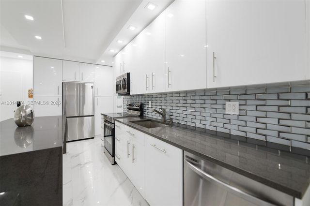 1980 S Ocean Dr PHM, Hallandale Beach, FL 33009