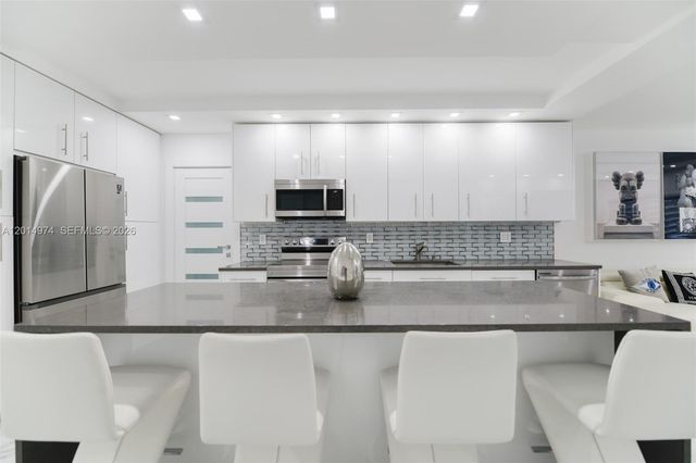 1980 S Ocean Dr PHM, Hallandale Beach, FL 33009