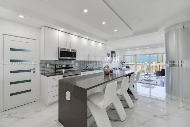 1980 S Ocean Dr PHM, Hallandale Beach, FL 33009