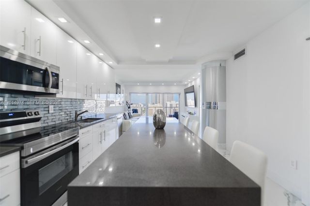 1980 S Ocean Dr PHM, Hallandale Beach, FL 33009