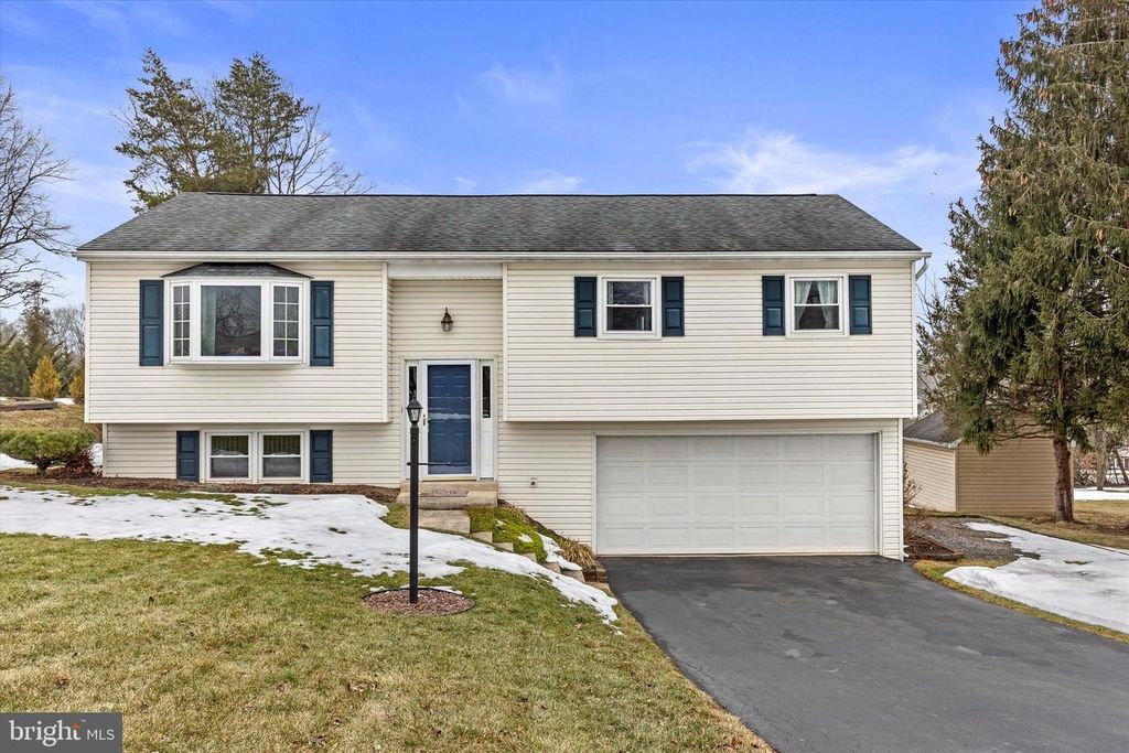 230 FAIRWAY DR, Etters, PA 17319