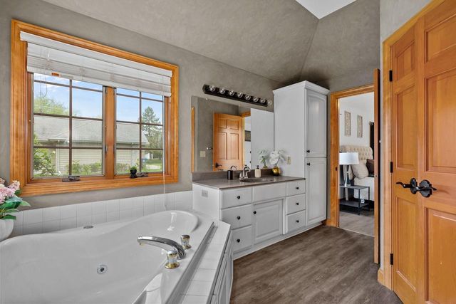 W6173 LONG COURT, Appleton, WI 54914