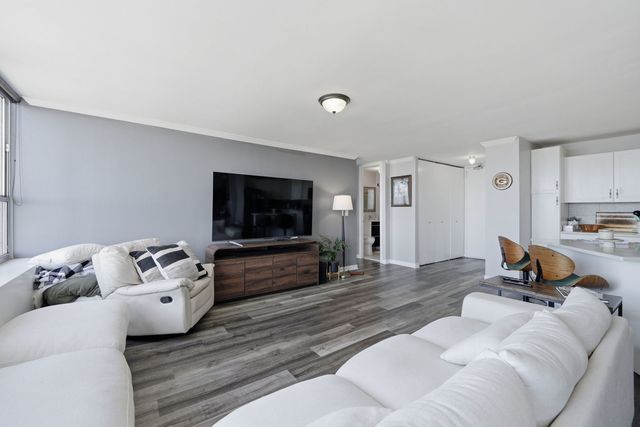655 W Irving Park Road 3404, Chicago, IL 60613