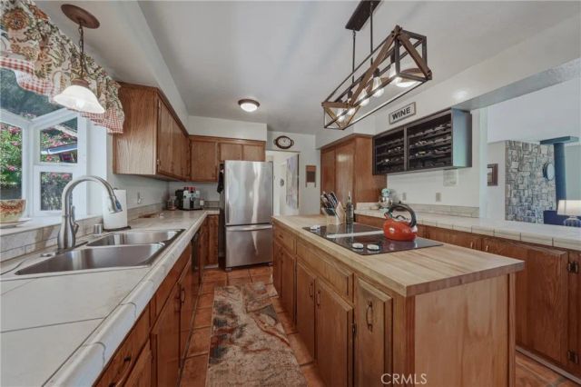 3295 S Lake Court, Kelseyville, CA 95451