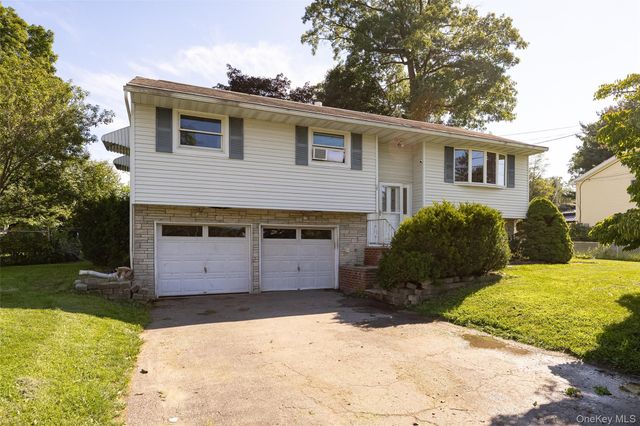 17 Ricky Lane, Poughkeepsie, NY 12601