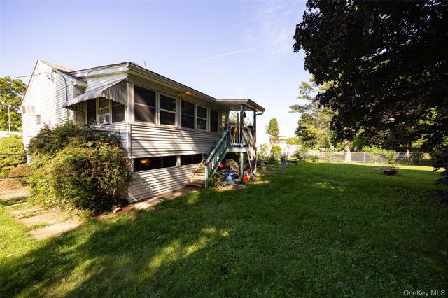 17 Ricky Lane, Poughkeepsie, NY 12601