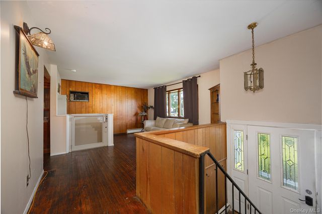 17 Ricky Lane, Poughkeepsie, NY 12601